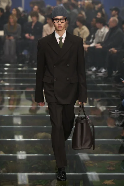 Look 18